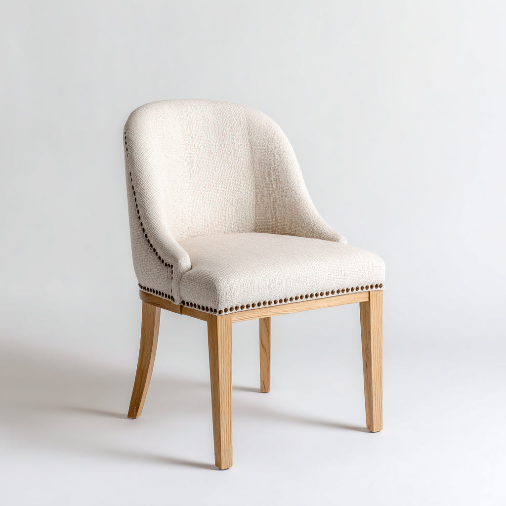 Silla de comedor tapizada en tela beige con patas de madera clara 50x58x90 cm - detalles de tachuelas decorativas - estilo clásico contemporáneo para comedor